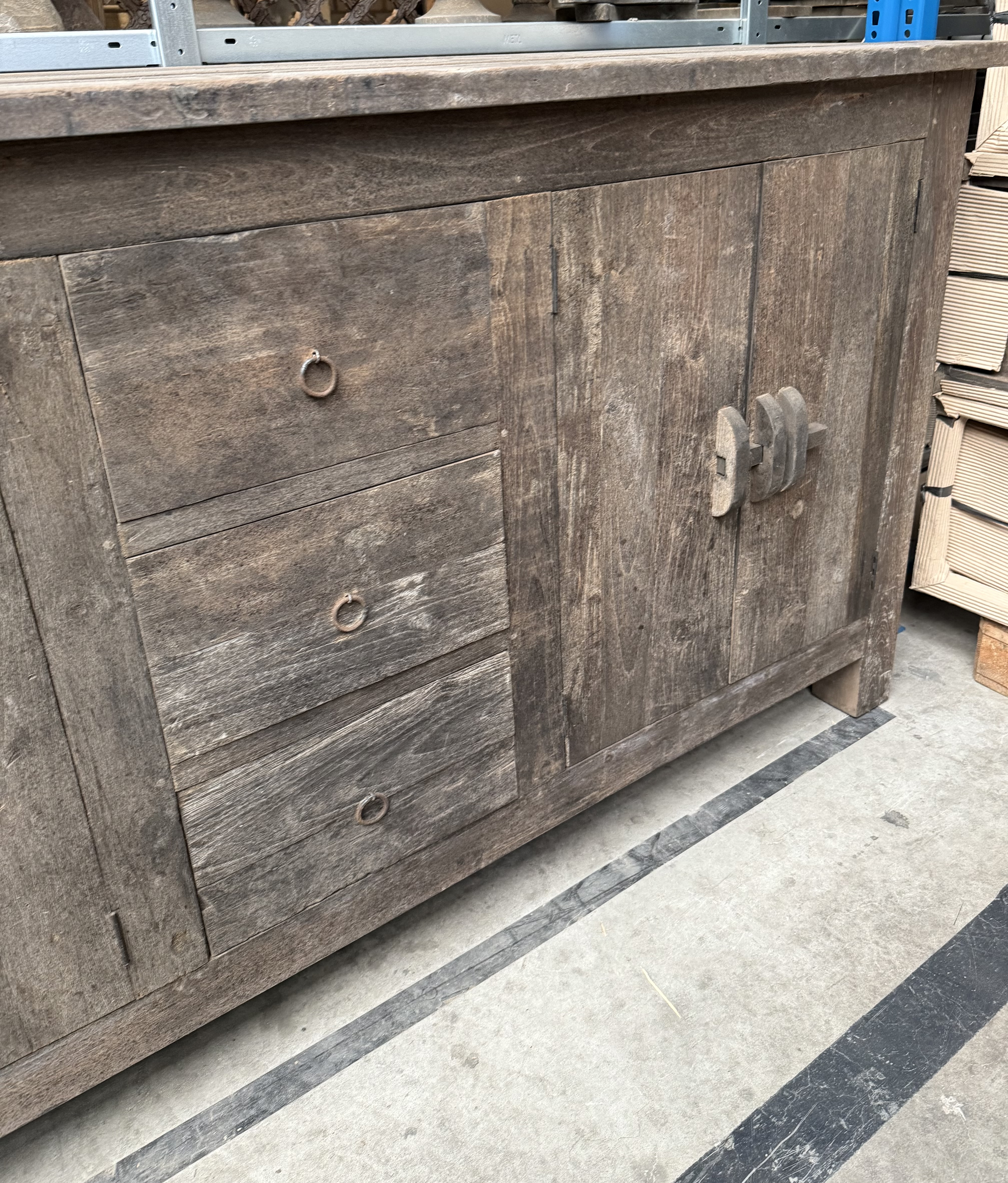 Landelijk robuust dressoir vergrijsd hout