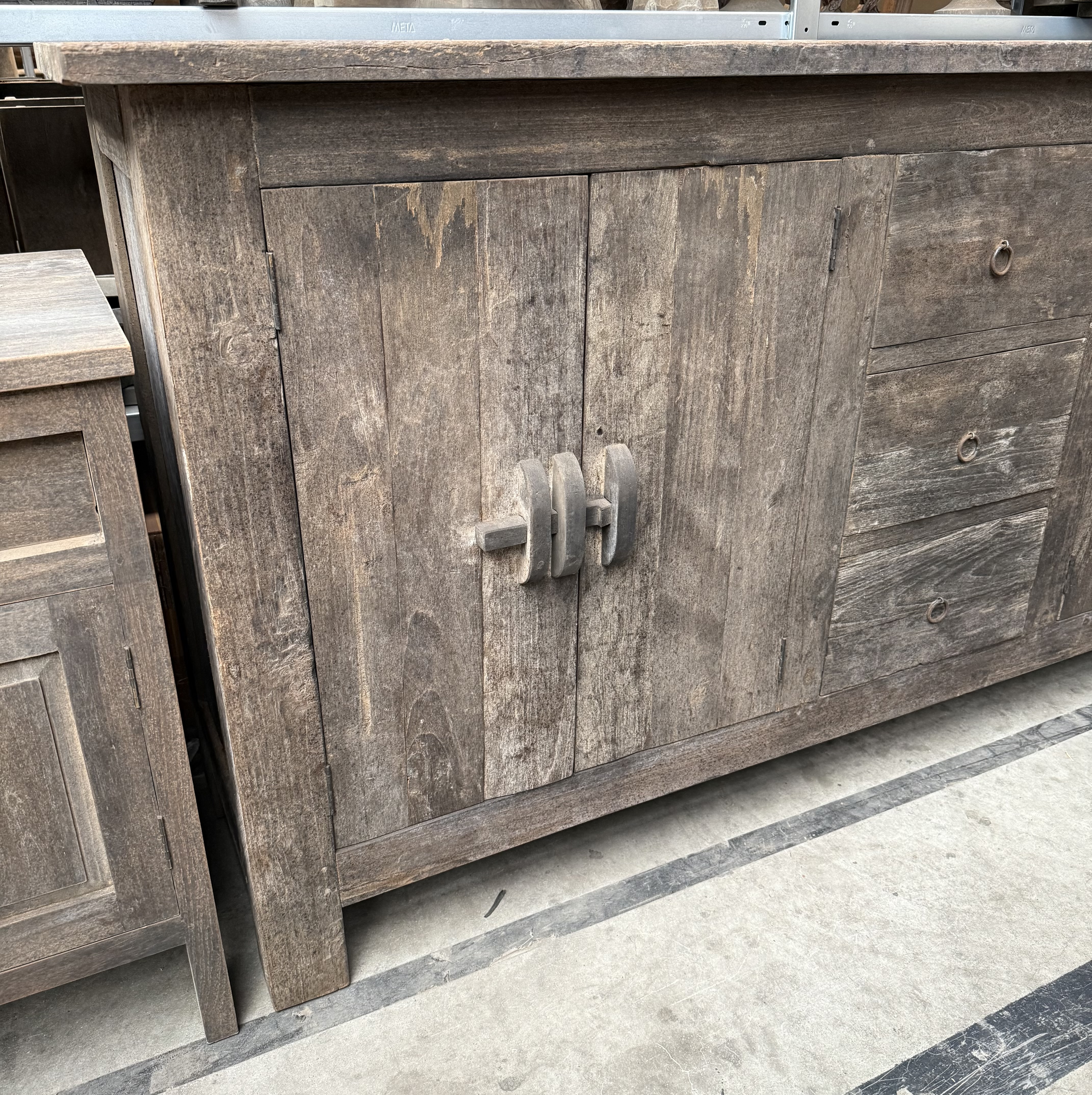 Landelijk robuust dressoir vergrijsd hout
