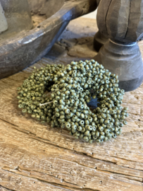 Groen kransje van houten kralen