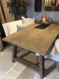 Stoere eettafel "Reno" van oud hout met A poot