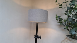 Stoere zwart metalen vloerlamp