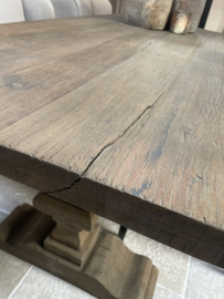 Stoere eettafel "Reno" van oud hout grey met kloosterpoot