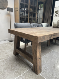 Robuuste eettafel "Levv" van oud hout met A poot