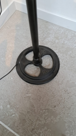 Stoere zwart metalen vloerlamp