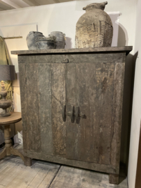 Stoere dichte kast oud hout met schuifsluiting "Dana"