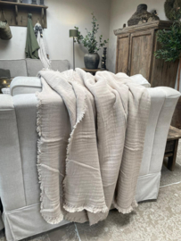 Mooie bedsprei in zandkleur