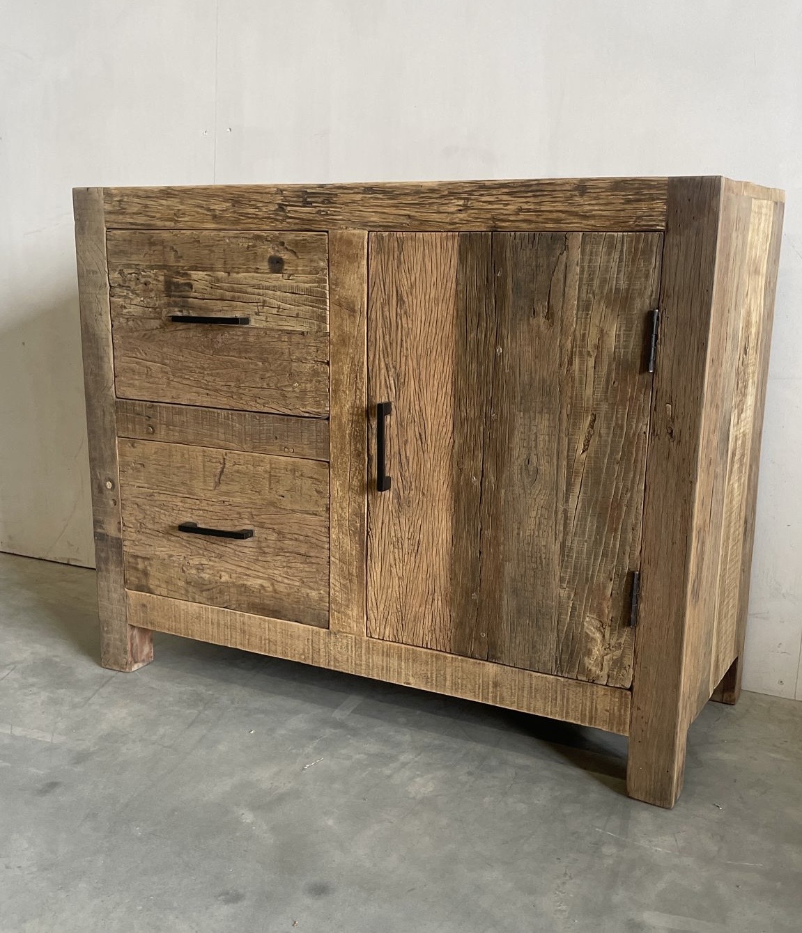 Stoer kastje van oud hout