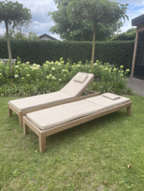 Mooi ligbed van hout met zandkleurige kussens