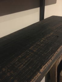 Stoer wandrek met oud houten zwarte planken
