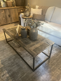 Stoere salontafel oud hout met stalen frame