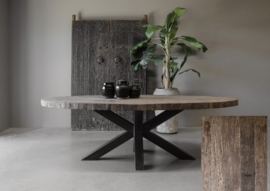 Stoere ovale eettafel "Levv" van oud hout met spinpoot