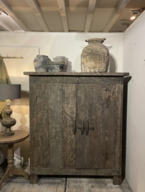 Stoere dichte kast oud hout met schuifsluiting "Dana"