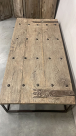 Prachtige unieke  salontafel oude deur op stalen frame -2