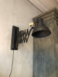 Stoere zwart metalen wandlamp met veer