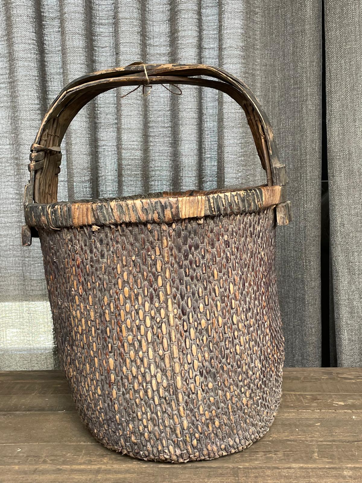 Stoere oude unieke mand met hengsel