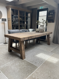 Robuuste eettafel "Levv" van oud hout met A poot