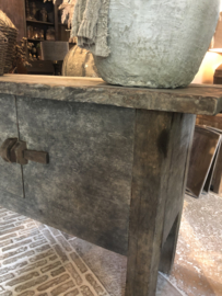 Stoere sidetable "Dana" met deurtje