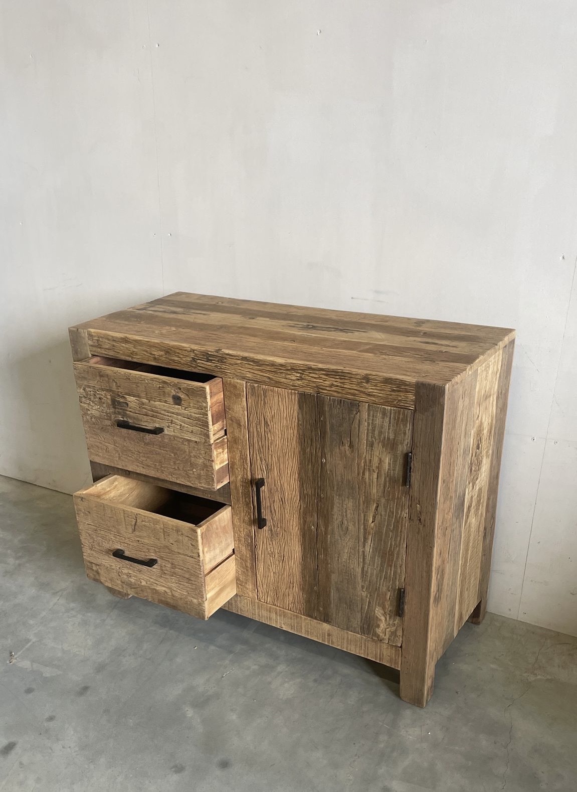 Stoer kastje van oud hout