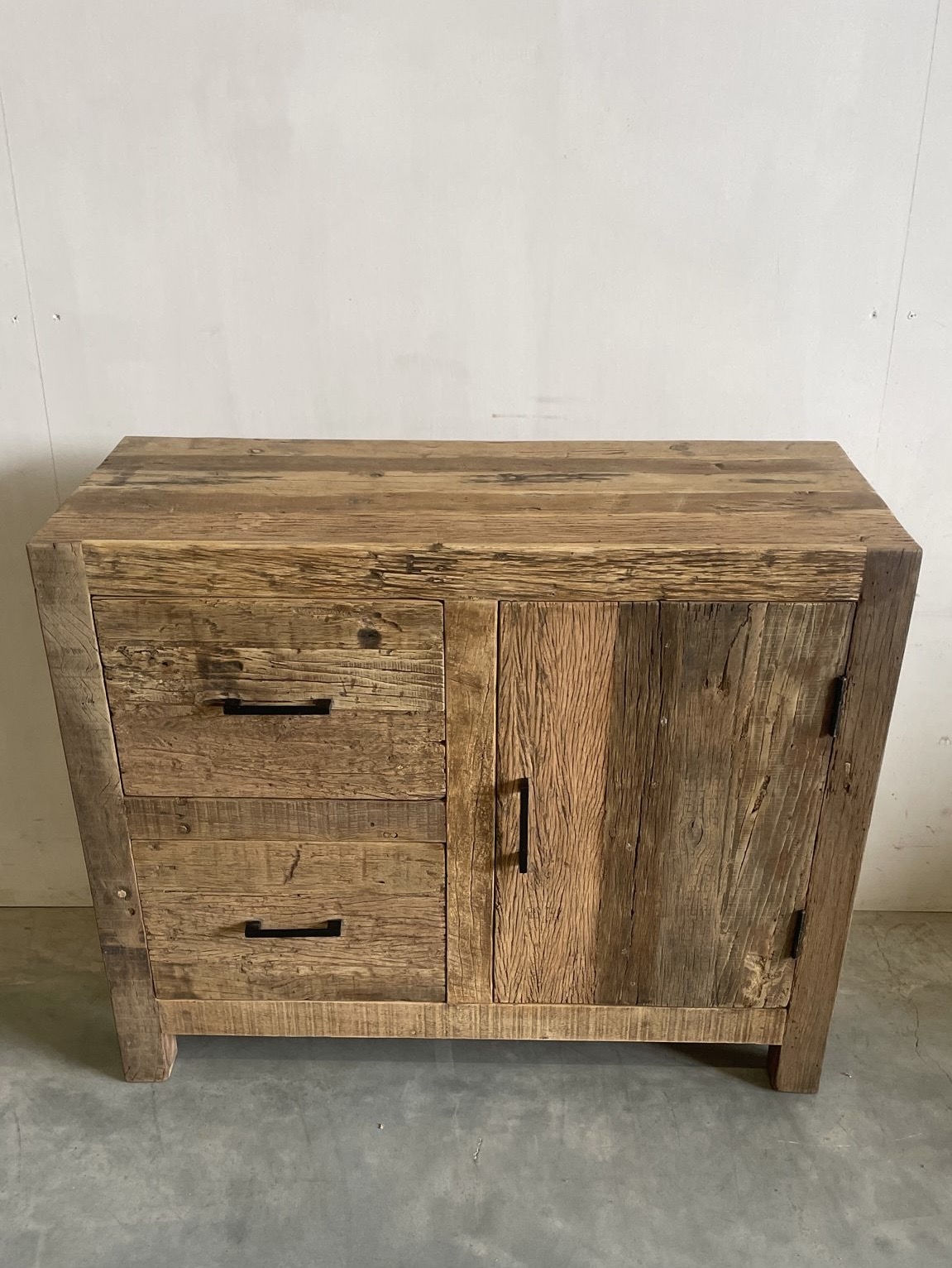 Stoer kastje van oud hout