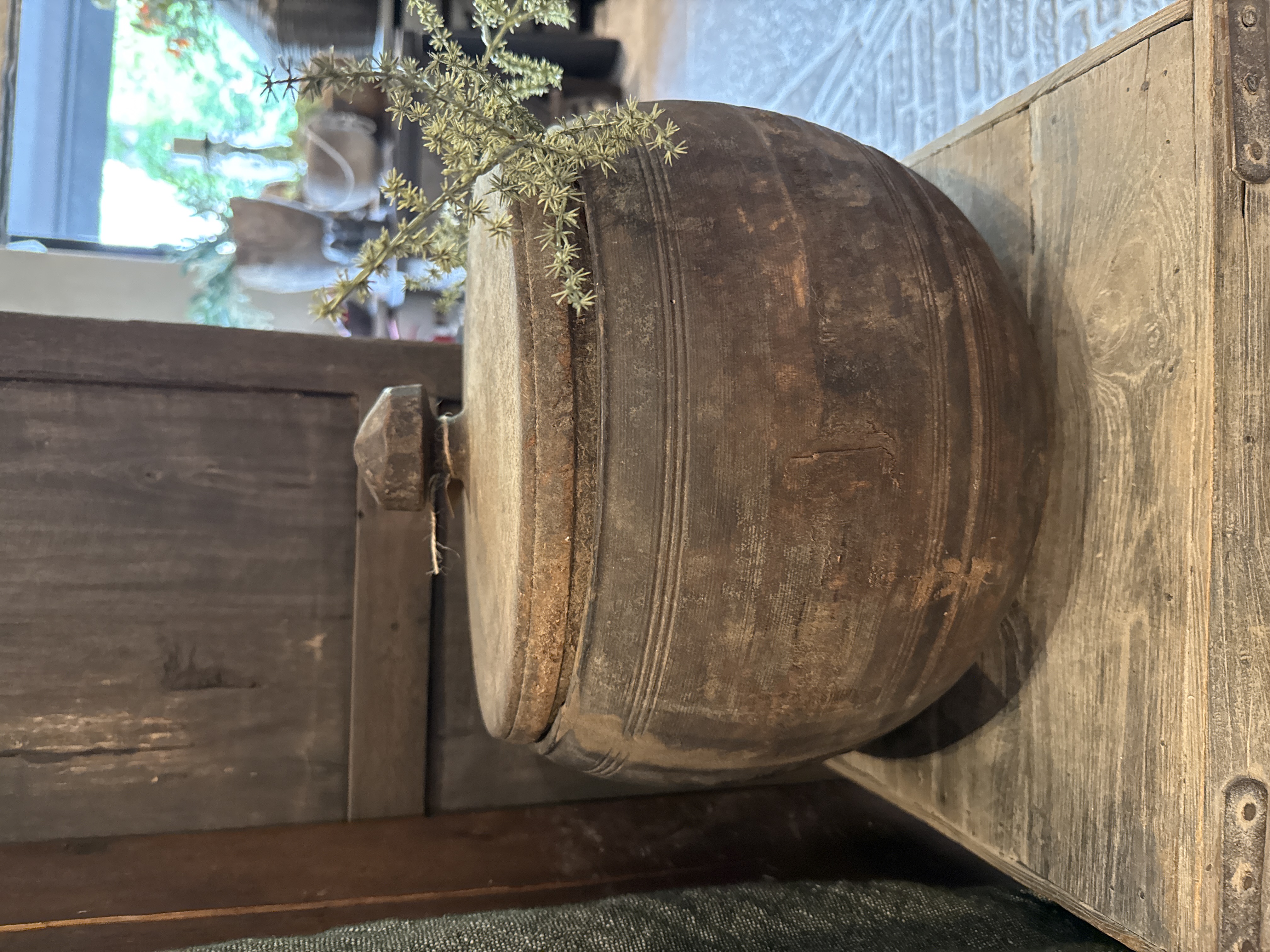 Stoere oude pot met deksel