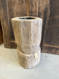 Grote unieke vijzel van hout