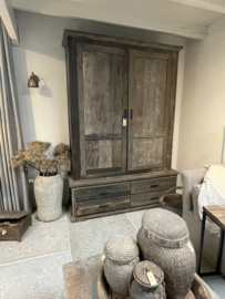 Stoere doorleefde dichte kast "Dana"