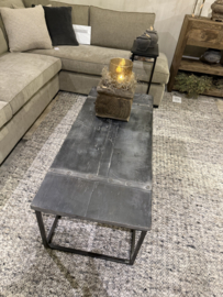 Stoere salontafel oud hout zwart met stalen frame