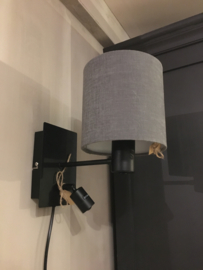 Stoere zwarte wandlamp met leeslampje