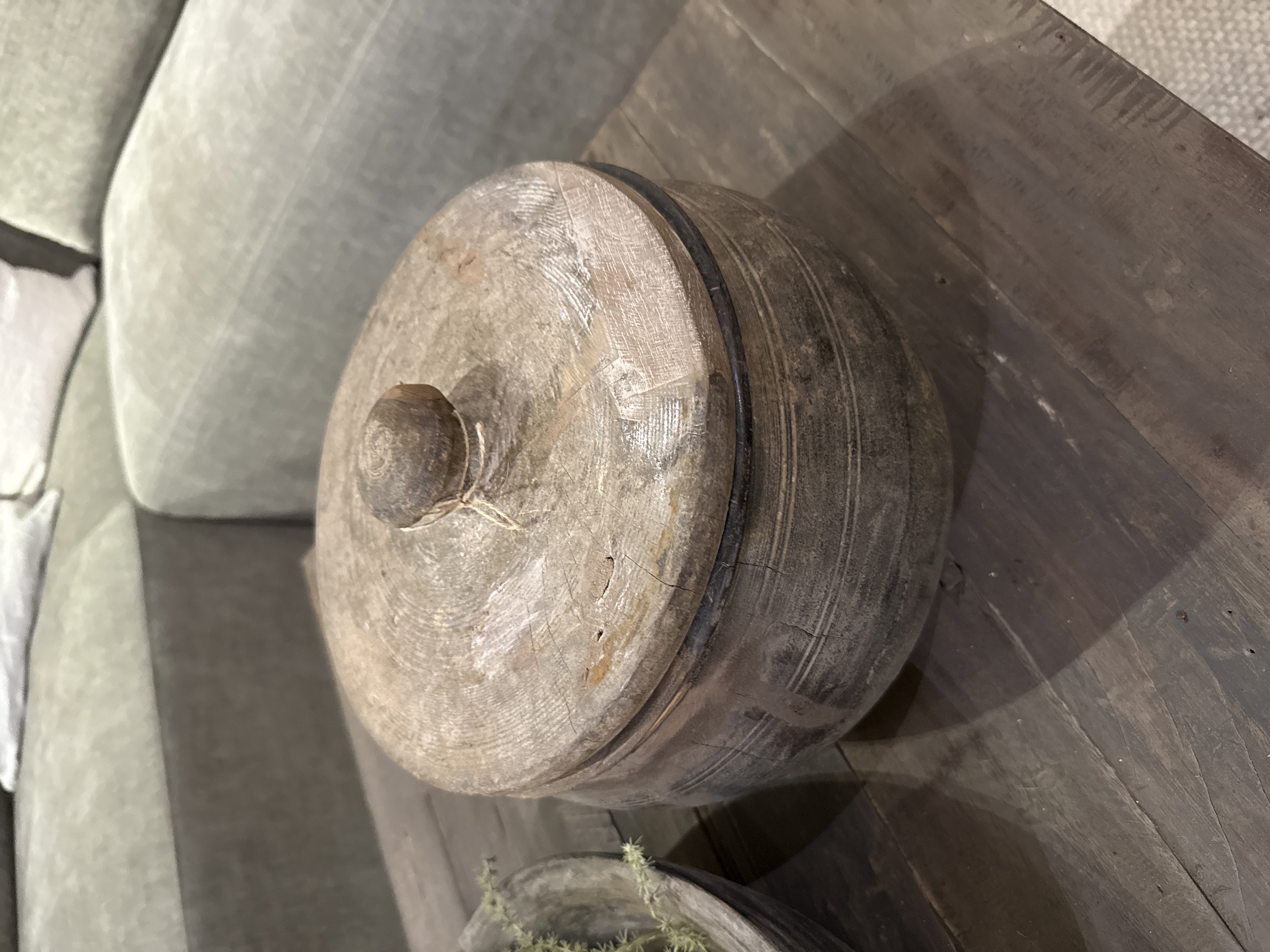 Stoere oude pot met deksel