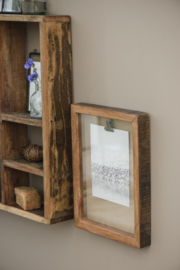 Stoer display van oud hout fotolijst