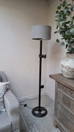 Stoere zwart metalen vloerlamp