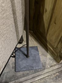Mooie vloerlamp Abel Rusty rough brown van Luksa Home