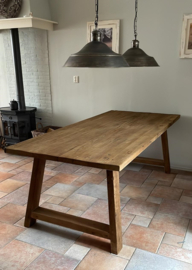 Stoere eettafel "Reno" van oud hout met A poot