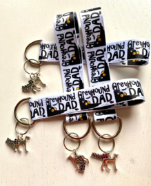 Sleutelhanger "greyhound dad" met windhondje en "dog person"