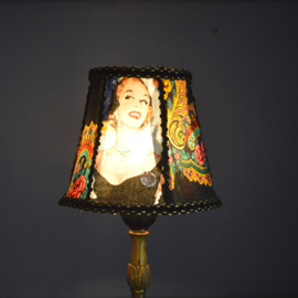 Lampje stof en kantjes - Pin-up girl Paisley