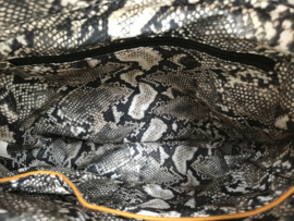 Kleine gele bag in bag tas met siernaad