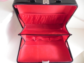 Vintage beauty case zwart rood (2010)