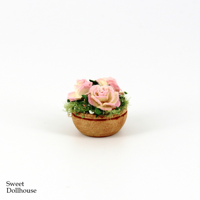 Wooden bowl with light pink roses