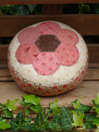 Patroon + materialenpakketje speldenkussentje 'Hexabloem' roze