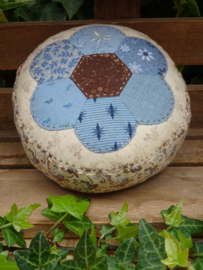 Patroon + materialenpakketje speldenkussentje 'Hexabloem' blauw