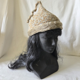 Beige gemeleerd gehaakte punt muts met nepbontje