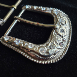 Metalen gespen met steentjes