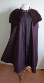 Aubergine cape met nepbontje