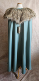 Mintgroene cape met nepbont kraag