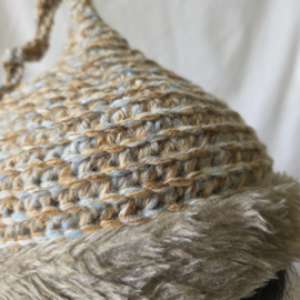 Beige gemeleerd gehaakte punt muts met nepbontje