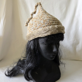 Beige gemeleerd gehaakte punt muts met nepbontje