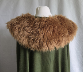 Groene cape met nepbontkraag