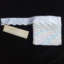 Geschulpt sierrand wit/pastel