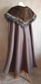 Taupe cape met nepbontje