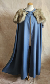 Blauwe cape met nepbont kraag